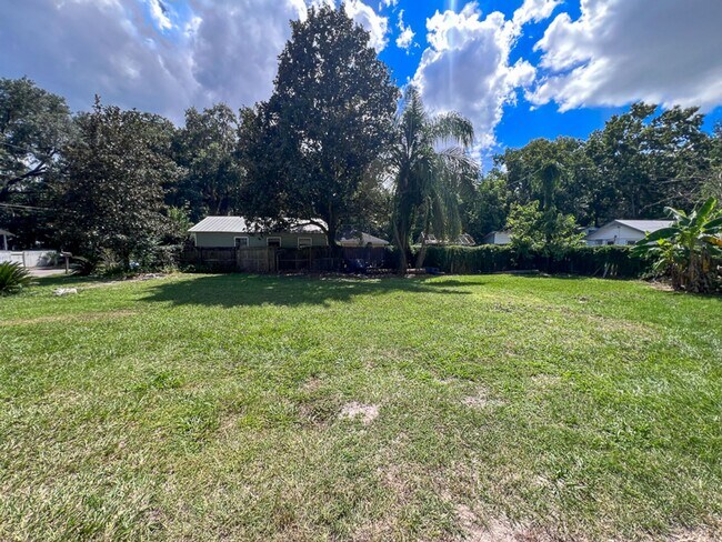 Building Photo - Pet Friendly 2BR/2BA + Flex Space on Doubl...
