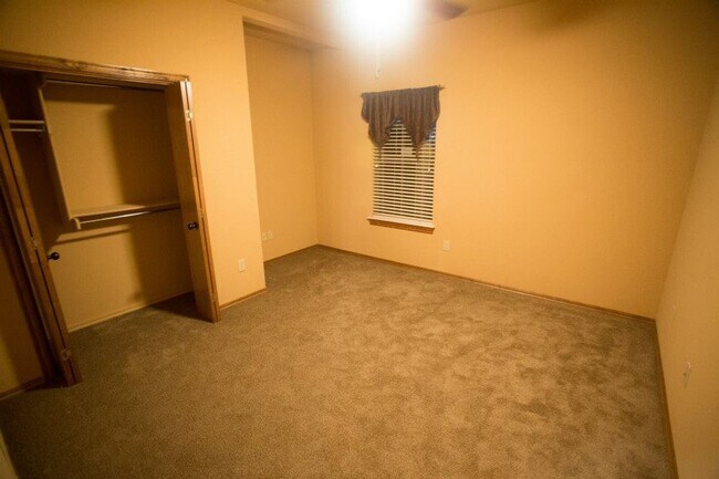 Building Photo - 3 Bed Home