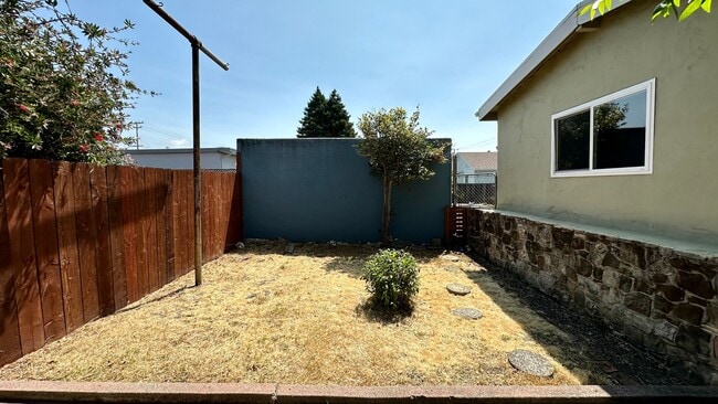 Building Photo - Large & Sunny House & Backyard in a Tranquill Neighborhood of El Cerrito