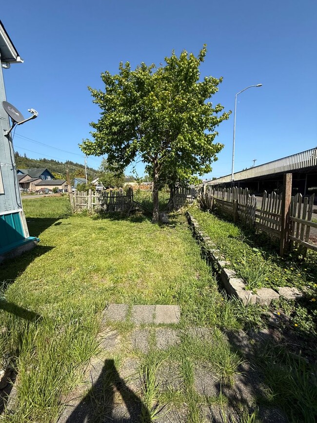 Building Photo - 3bd 1 1/2 ba