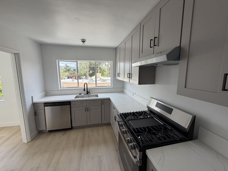 Building Photo - 478 S San Vicente Blvd