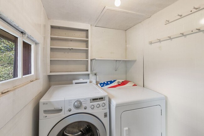 Building Photo - 135 S Path