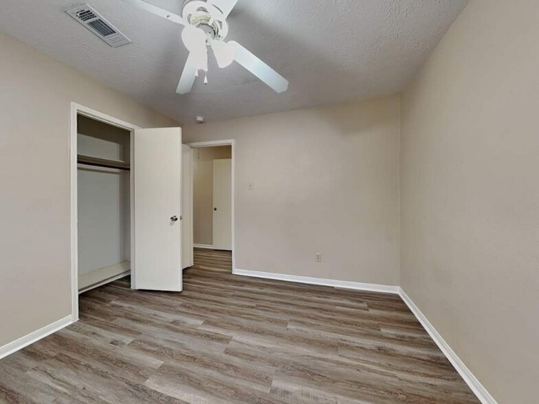 Building Photo - 4703 Lost Oak Dr