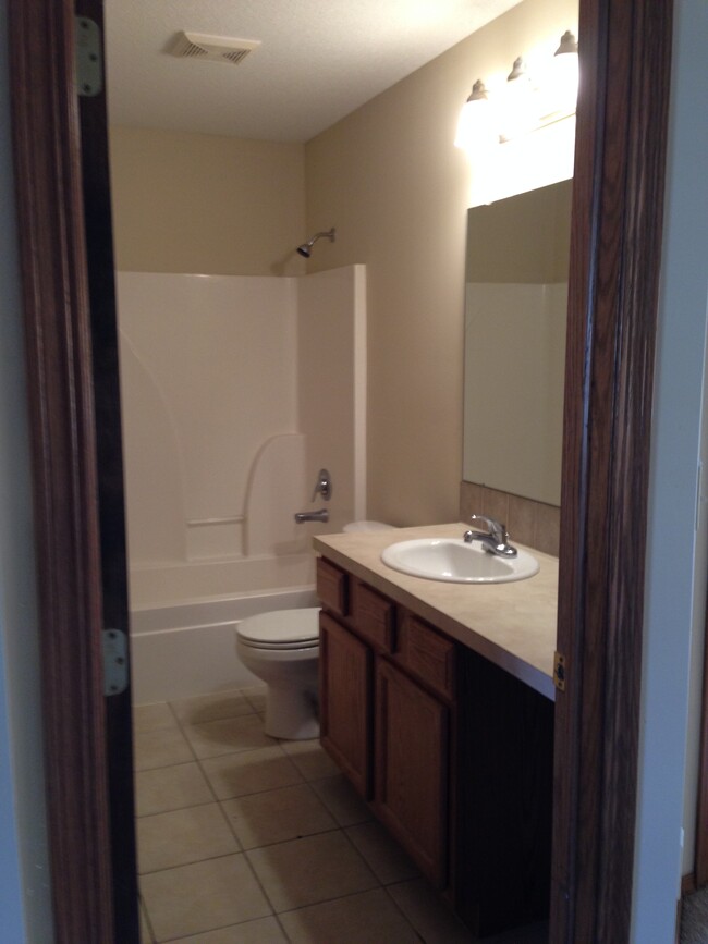 Upstairs hall bath - 3902 N Pepper Ridge St