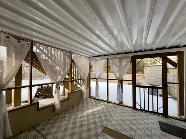 Building Photo - Charming 3Bed/1.5Bath Townhouse in Carney