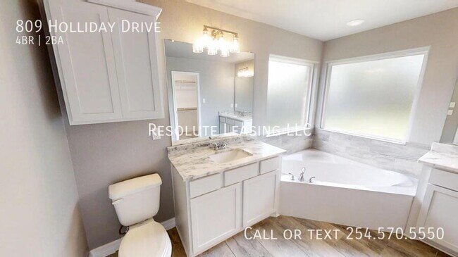 Building Photo - 809 Holliday Dr