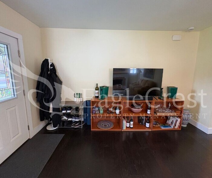 Building Photo - Spacious 3BR/2BA Home with Additional Living Space & Entertainer’s Backyard