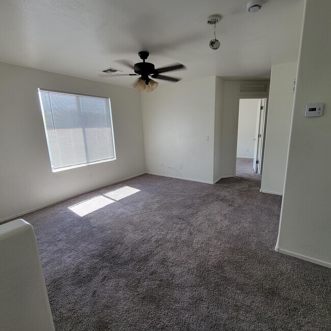Building Photo - 2982 N Daisy Dr