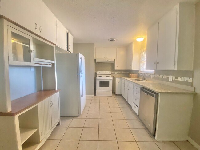 Building Photo - NOW AVAILABLE - Great 3 bedroom 2 bath nea...
