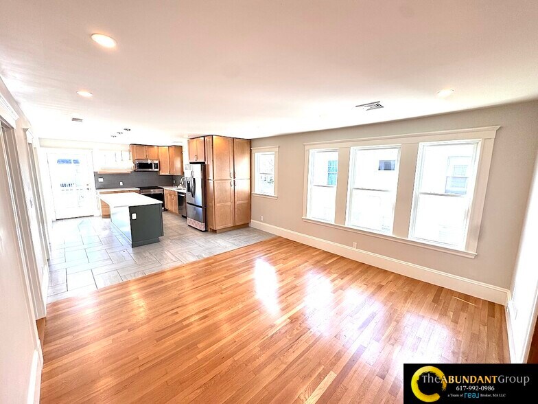 Primary Photo - 14 White St