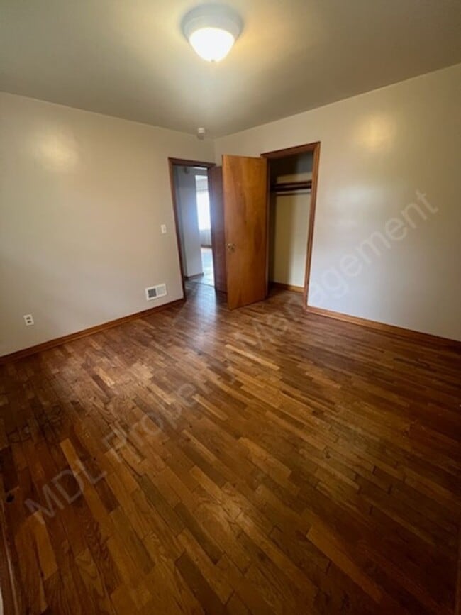 Building Photo - Come make this house your home!