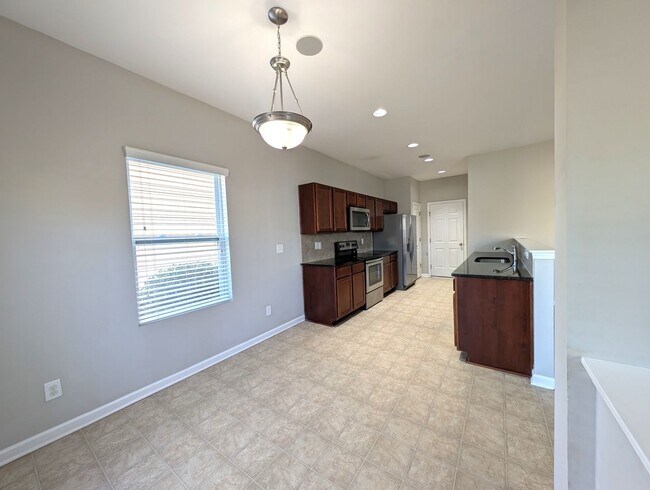 Building Photo - Pristine Home located in the Villages of Back Creek!