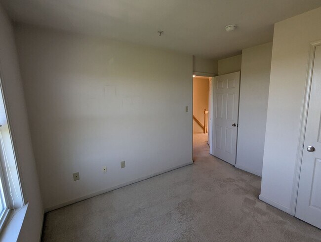 Building Photo - 3 Level End Unit townhouse available mid O...