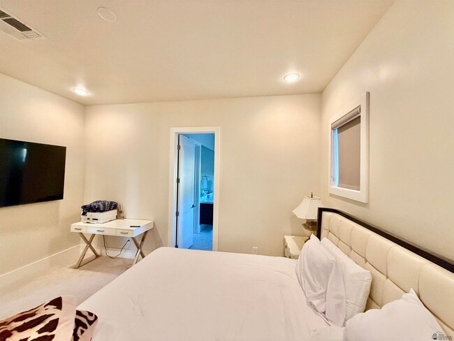 Building Photo - 1330 W Ridgeview Dr