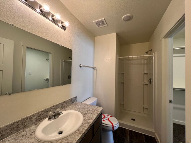 Building Photo - Bridgestone Crossing -3 bedroom 2.5 bath i...