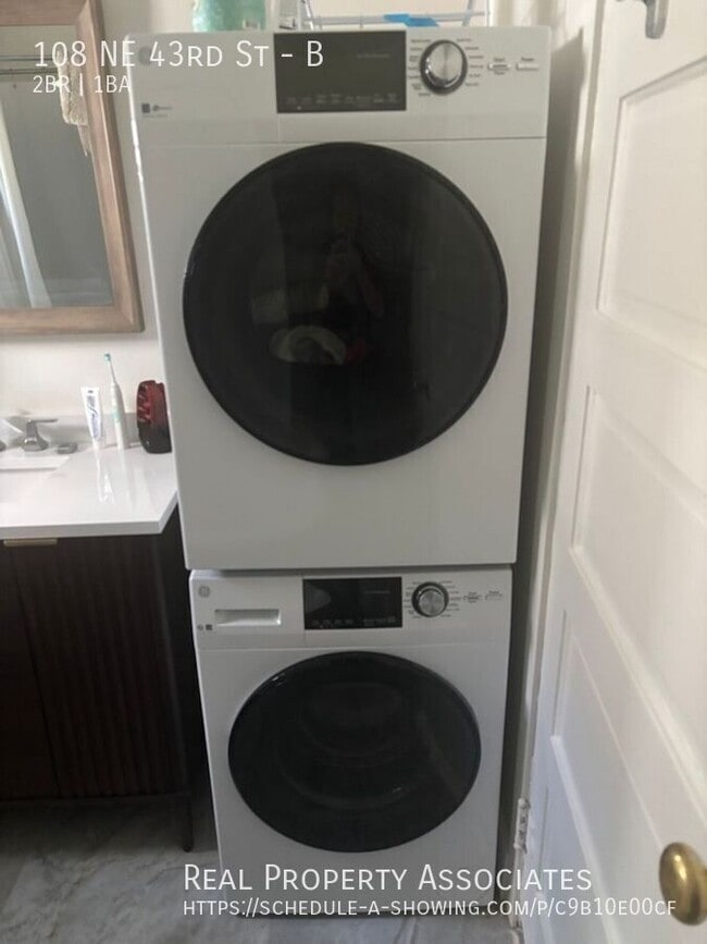 Building Photo - 108 NE 43rd St