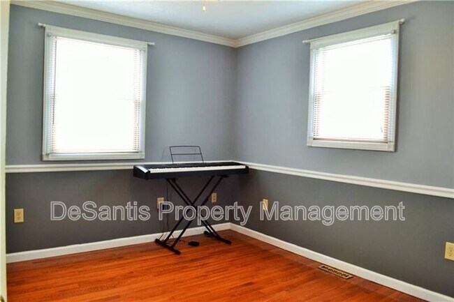 Building Photo - 301 Meadowlark Ln