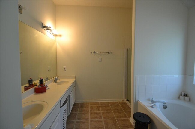 Building Photo - 12110 Laurel Ct
