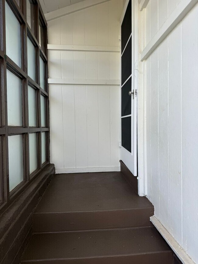 Building Photo - Newly Renovated 3-Bedroom, 1-Bathroom Sing...