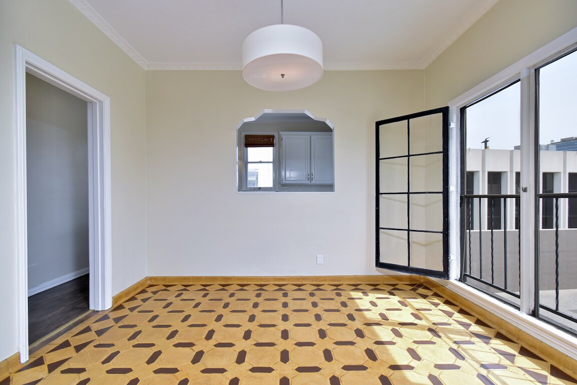 Building Photo - 724 S Genesee Ave