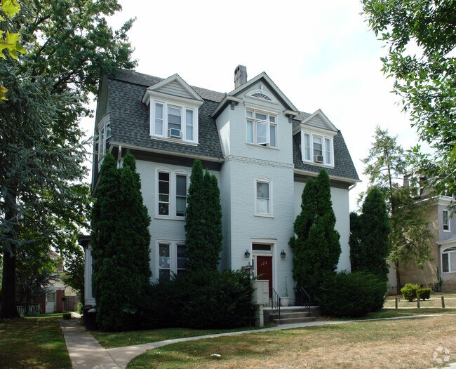 Building Photo - 123 E 5th Ave