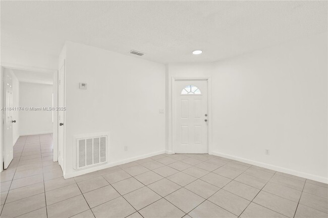 Building Photo - 941 SW 7th Ct