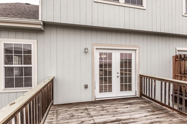 Building Photo - Spacious Duplex with Fenced Yard