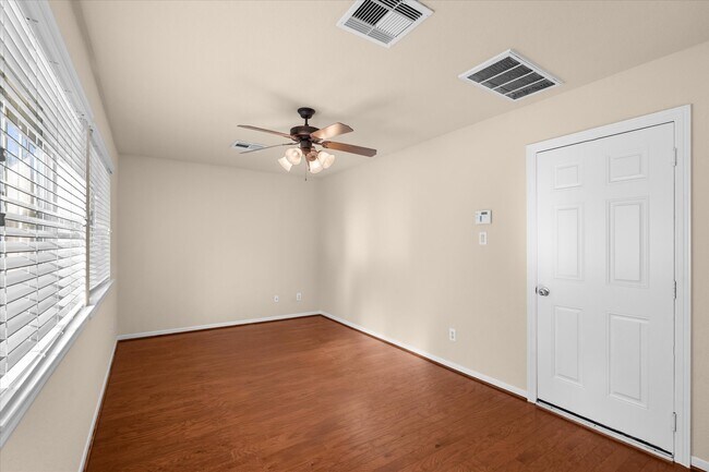 Building Photo - 3318 Clearview Villa Way