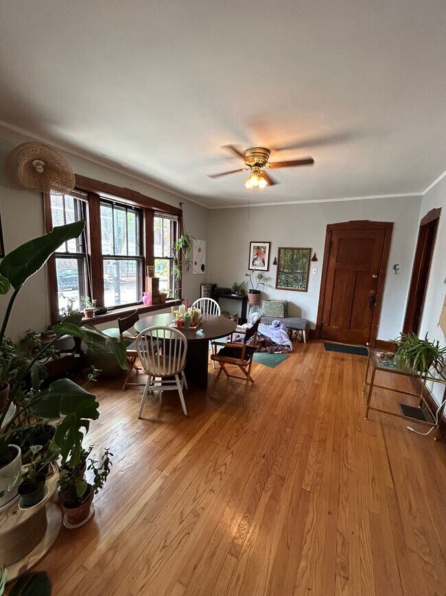 Building Photo - 3549 N Damen Ave