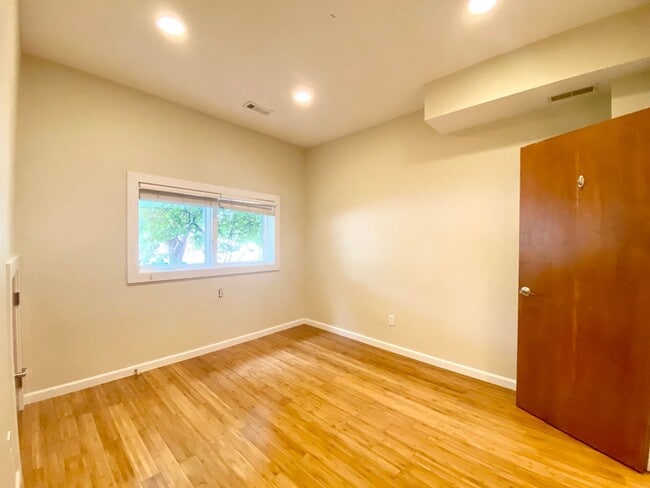 Building Photo - 4 Bedroom/3.5 Bath. UC Rental Located on J...