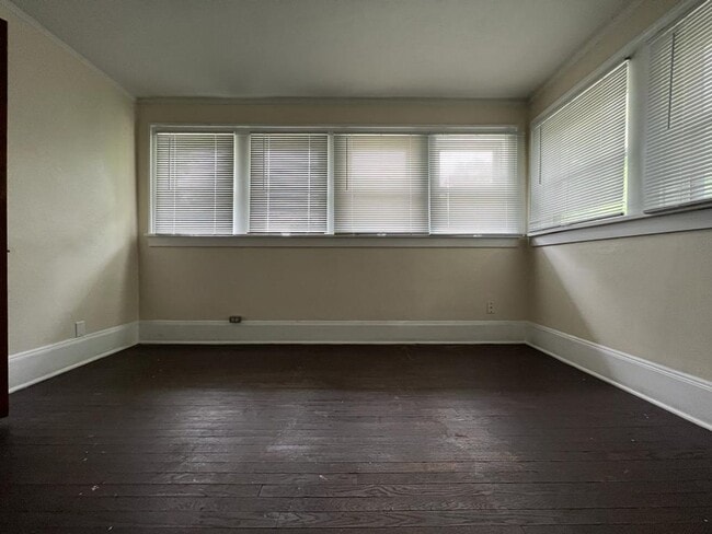 Building Photo - 614 E Broadway St