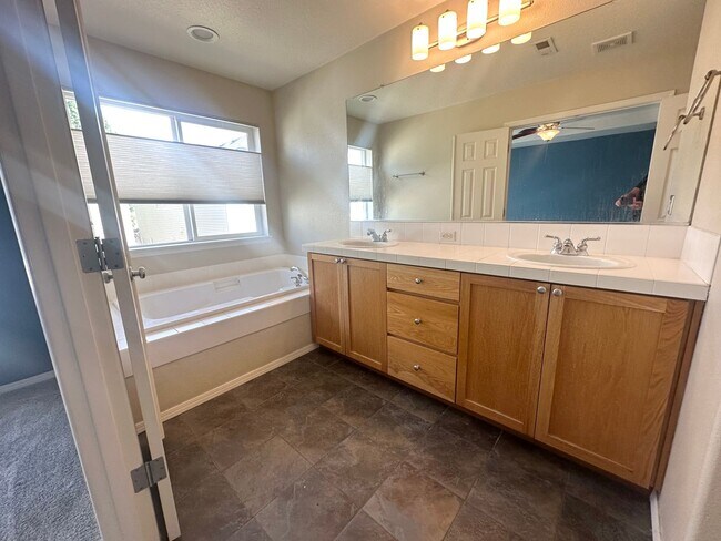 Building Photo - 3 Bedroom Beaverton Home with A/C!