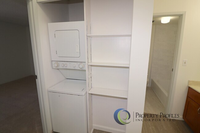 Building Photo - 1 Bedroom 1 Bath unit in The Highlander with 2 Parking - Available June 1st