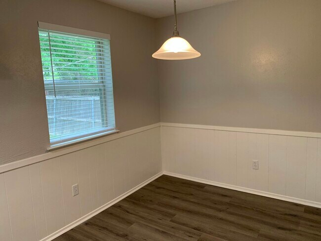 Building Photo - 404 Live Oak Dr