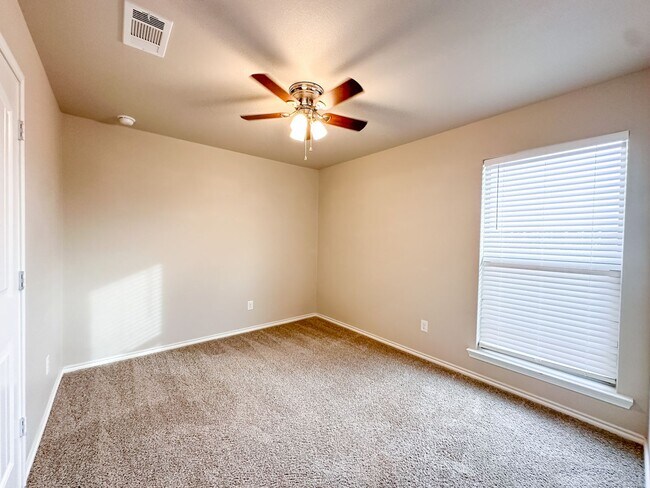 Building Photo - 3/2/2 Home in Windstone!