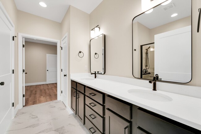 Building Photo - Hickory Village 55 Plus, LLC - 3700 E Cherry St Springfield, MO 65809