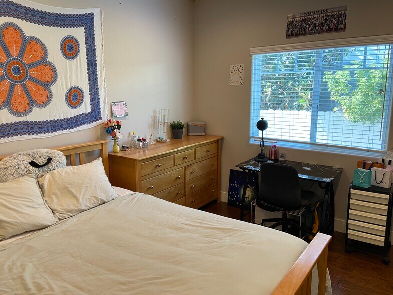 Building Photo - 4470 Stansbury Ave