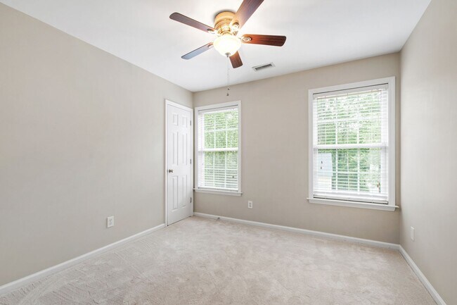 Building Photo - Charming 4-Bedroom with Backyard Retreat i...