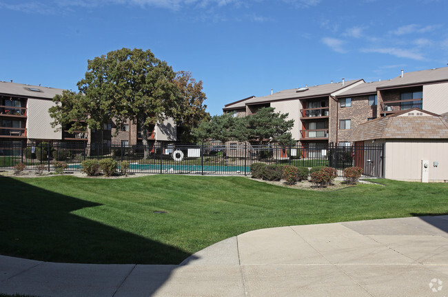 Pool Area and Courtyard - Rustic Oaks