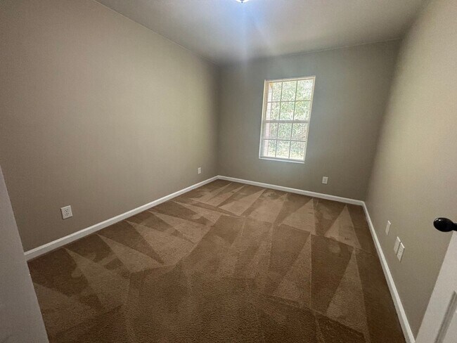 Building Photo - Townhome for rent near post!