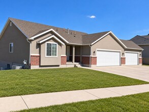 Building Photo - 374 W Ruger Dr