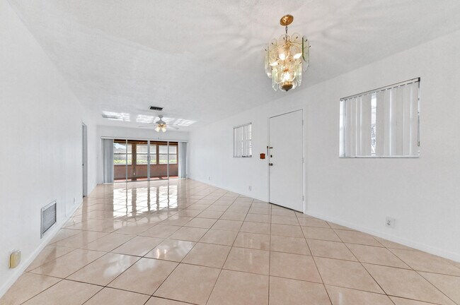 Building Photo - 357 Flamingo Ln
