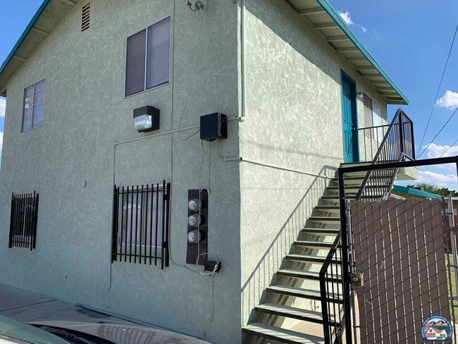 Building Photo - 265 B St