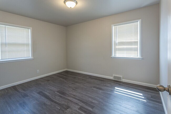 Building Photo - 2327 W 6th St