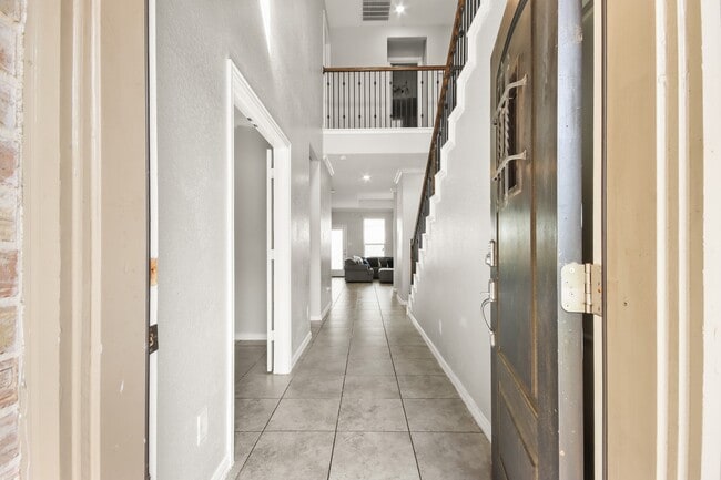 Building Photo - 702 S Galley Dr
