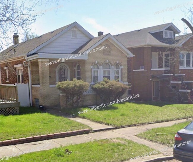 Building Photo - 3 Large Bedrooms • 1 Full Bathroom. A clean, spacious home ready for immediate move-in.