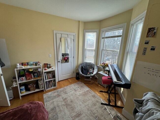 Building Photo - In-Unit Laundry, Central Heat/AC, Parking ...