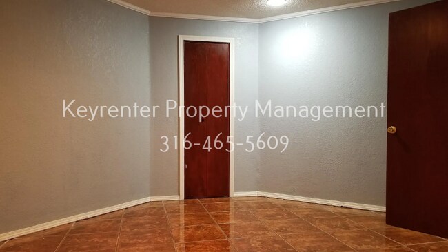 Building Photo - Spacious 4 Bedroom 2 Bathroom House
