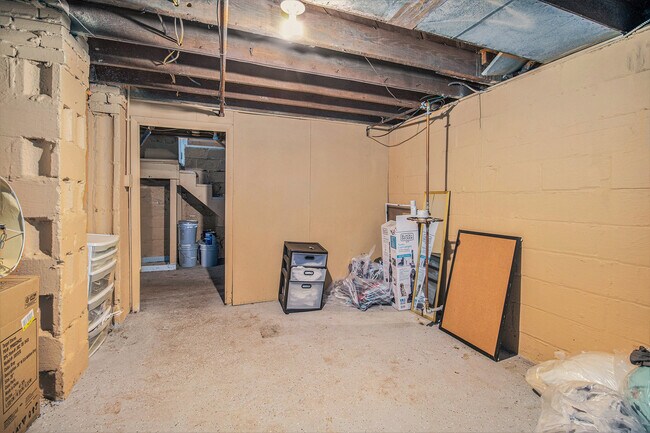 Building Photo - 805 Miner St