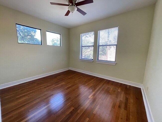 Building Photo - 5bed/3bath house in North Campus